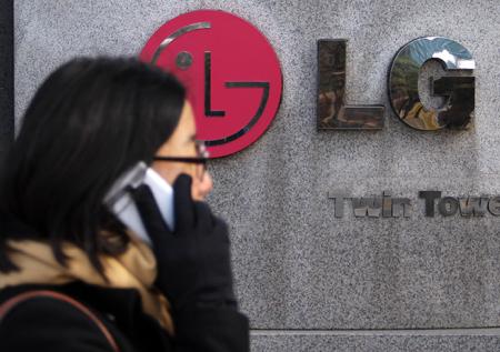 LG работает над скручивающимся смартфоном