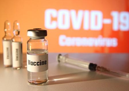 В центре Чумакова рассказали об испытаниях третьей вакцины РФ от COVID