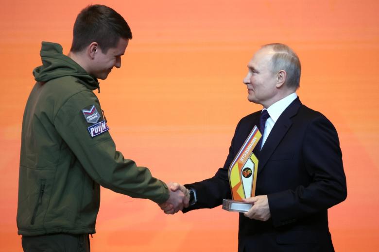 Владимир Путин награждает Владимира Тараненко
