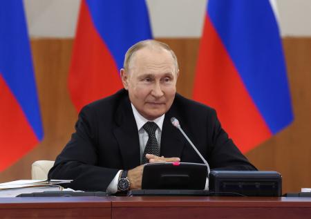 Путин предложил отменить визы для иностранных туристов