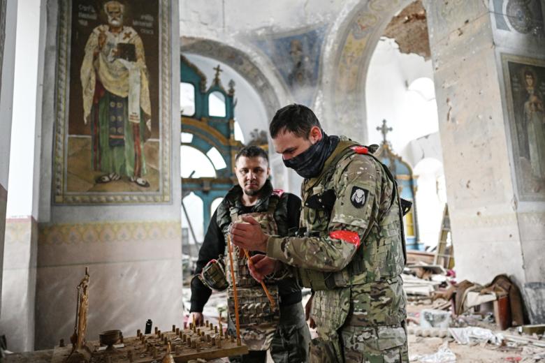 Военнослужащие батальонной тактической группы (БТГР) «Каштана» спецназа «Ахмат» в церкви Воздвижения Честного Креста Господня в селе Черкасское Поречное в Суджанском районе Курской области