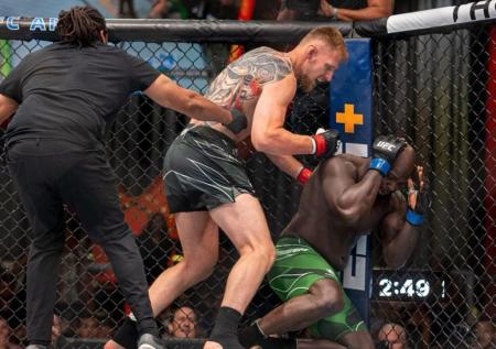 Волков победил Розенстрайка в главном бою турнира UFC