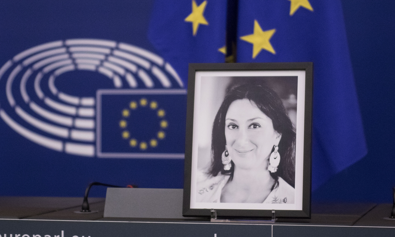 Портрет Дафни Каруаны Гализии в штаб-квартире Европарламента