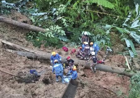 Не менее 16 человек погибли в результате схода оползня в Малайзии