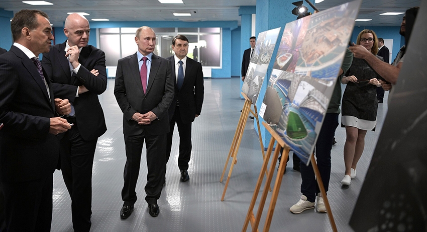 Президент РФ Владимир Путин во время посещения стадиона «Фишт»