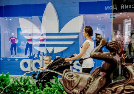 Стали известны сроки перезапуска магазинов Adidas в России