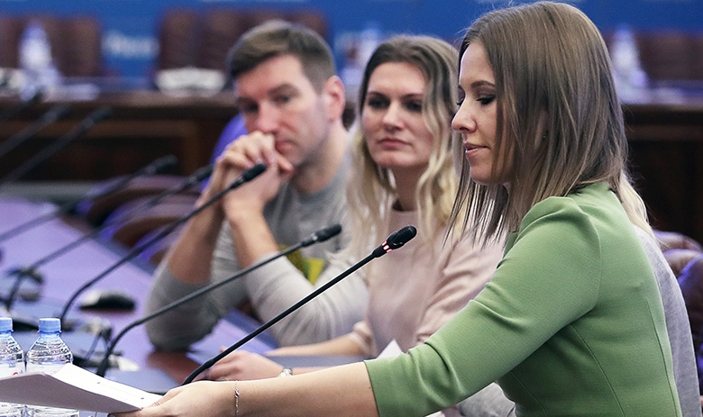 Кандидат от партии «Гражданская инициатива», телеведущая Ксения Собчак (справа)