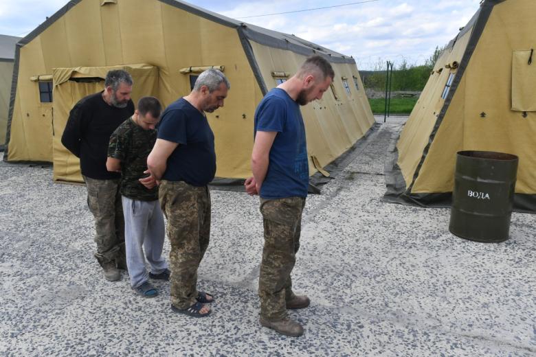 Военнослужащие ВСУ в пункте временного содержания украинских военнопленных