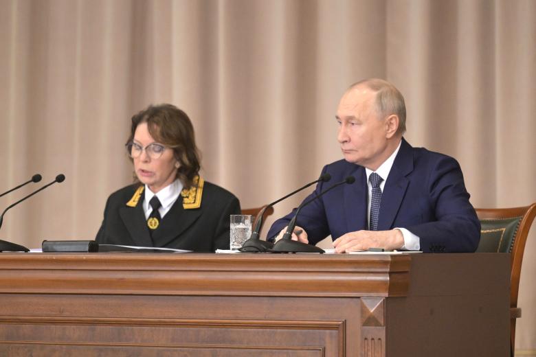 Владимир Путин с Председателем Верховного Суда Российской Федерации Ириной Подносовой в ходе совещания судей судов общей юрисдикции, военных и арбитражных судов