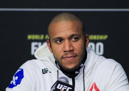 Обидчик Волкова оспорит временный титул UFC