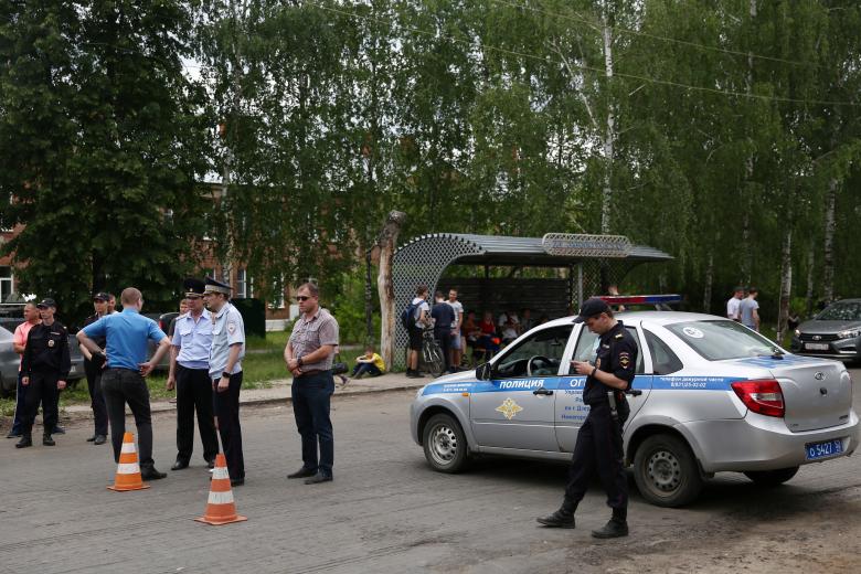 Нижегородская область. Дзержинск. Перекрытие на дороге к ГосНИИ "Кристалл", где произошли два взрыва.
