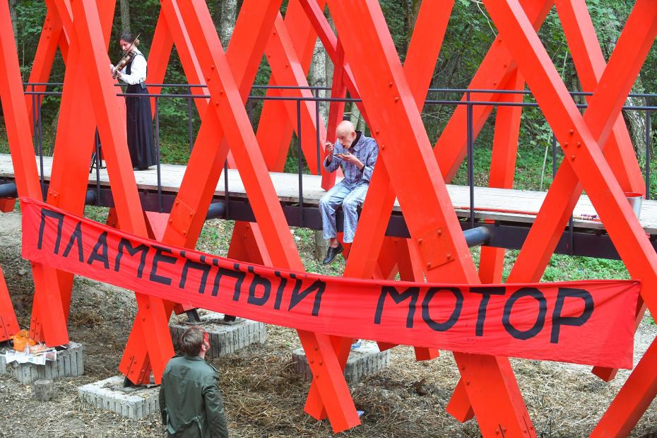 Фрагмент спектакля «Переходный период» в инсталляции Игоря Шелковского «Красный лес» 