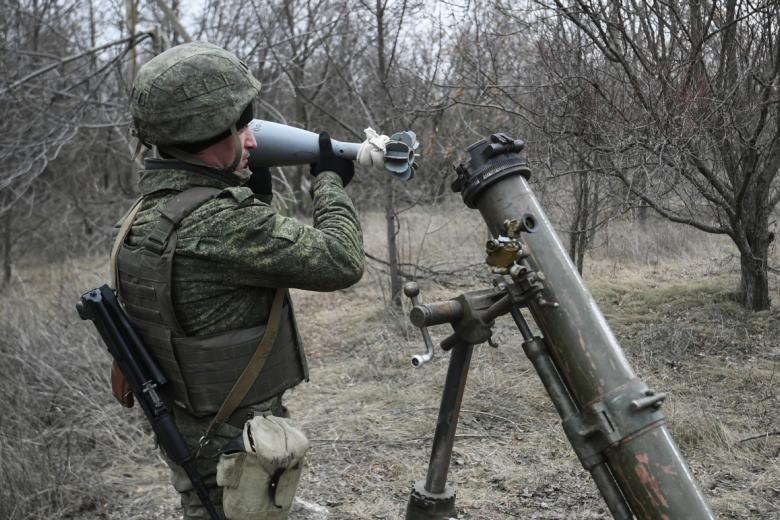 Военнослужащий минометного расчета Вооруженных сил РФ