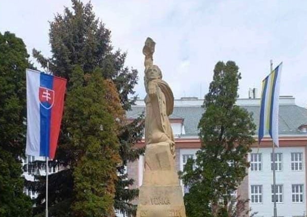 Памятник советским воинам в городе Пиештяни в Словакии