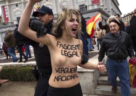 Движение Femen пыталось сорвать митинг в Мадриде