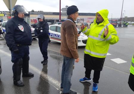 Во Франции мужчина в костюме ниндзя напал с мечом на женщин-полицейских