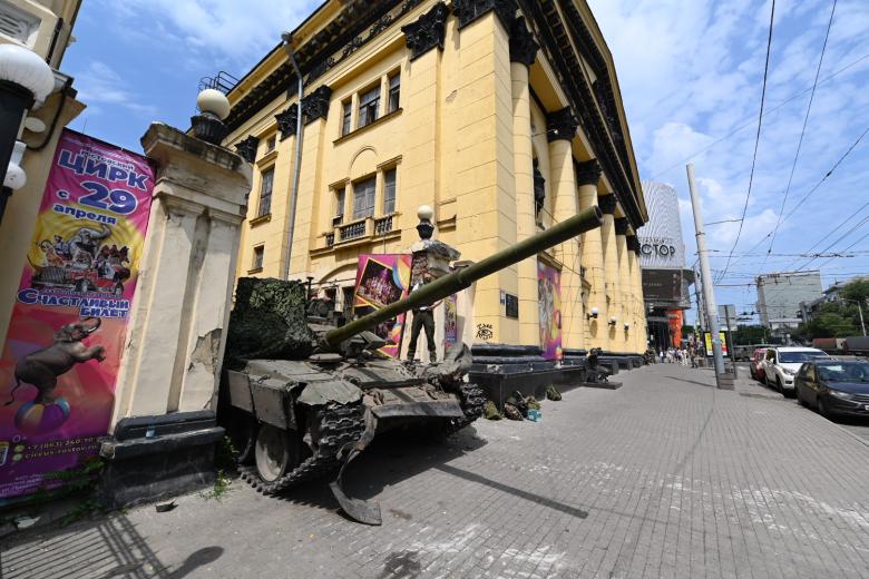 24.06.2023. Россия. Ростов-на-Дону. Бойцы ЧВК «Вагнер» у здания Южного военного округа