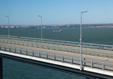 На Крымском мосту временно перекрыли движение