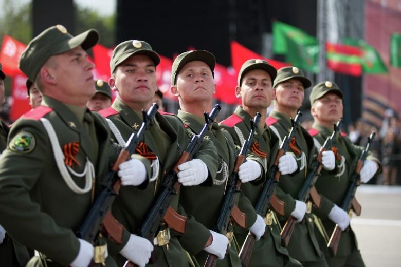 Военнослужащие во время торжественных мероприятий, посвященных Дню Победы в Тирасполе, Приднестровье