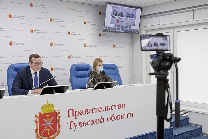Первый заместитель губернатора – председатель правительства Тульской области Валерий Шерин и председатель регионального государственно-правового комитета Наталья Архипова