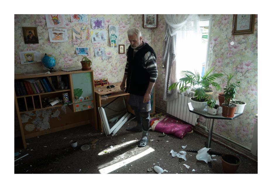 Мужчина заходит в детскую комнату, где обычно ночуют их внуки