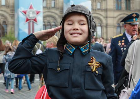 Путин поручил подготовить проект по патриотическому воспитанию