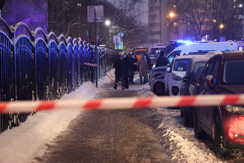 Оперативные службы у МФЦ на юго-востоке Москвы, где в результате стрельбы погибли два человека