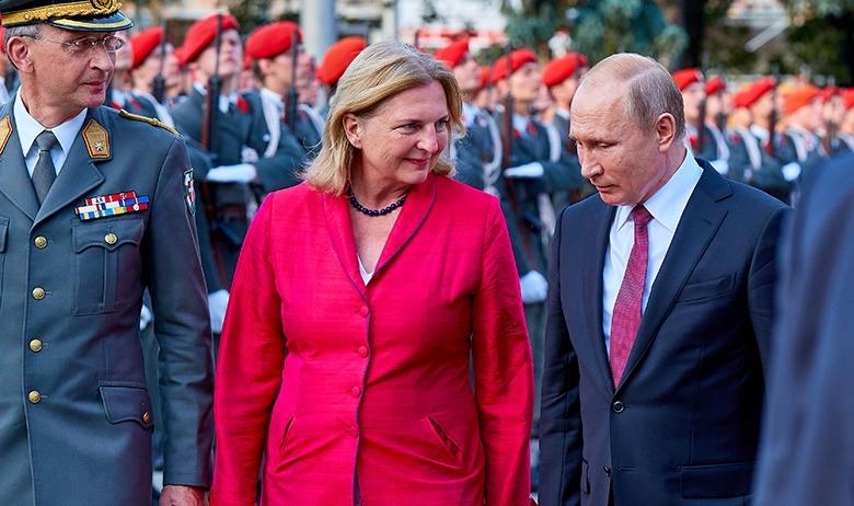 Министр иностранных дел Австрии Карин Кнайсль и президент РФ Владимир Путин