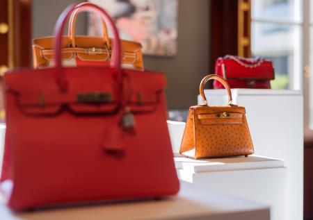 Магазины Chanel требуют от покупателей не носить продукцию в России
