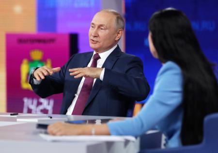 «Уму непостижимо»: Путин прокомментировал закон о коренных народах Украины