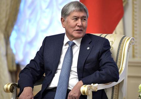Экс-глава Киргизии становится удобной мишенью