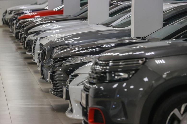 Продажа автомобилей с пробегом в автомобильном салоне