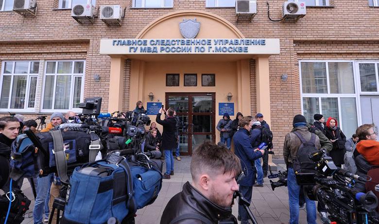 Журналисты ждут подозреваемых в избиении футболистов