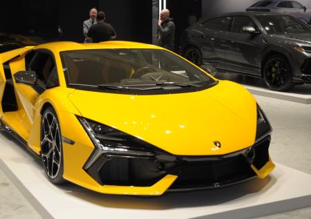 Россиянин купил жене Lamborghini Revuelto за 140 млн рублей наличными