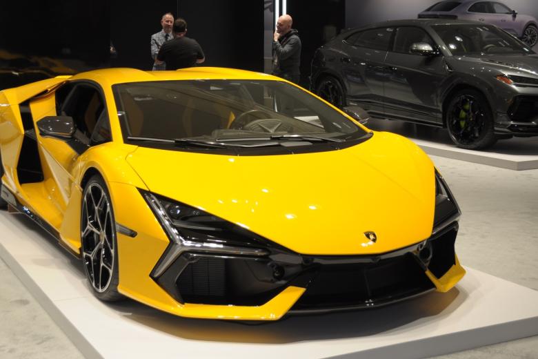 Суперкар Lamborghini Revuelto