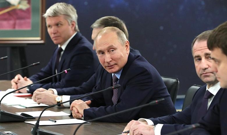 Президент РФ Владимир Путин (в центре)