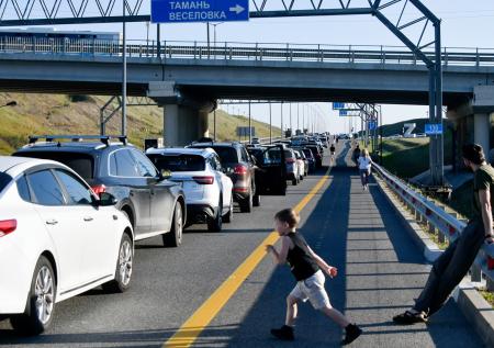 Водители стоят в пробке по пять часов: фото очереди перед Крымским мостом