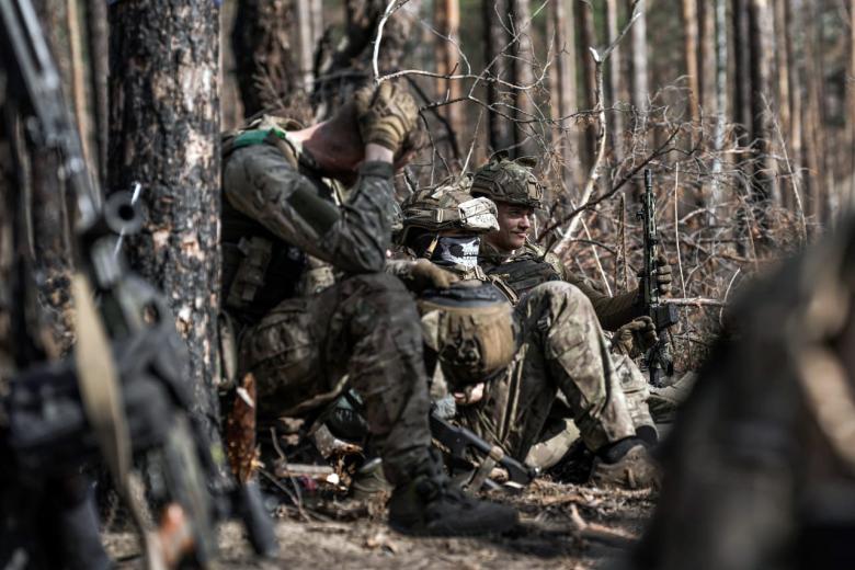 Военнослужащие вооруженных сил Украины в зоне боевых действий