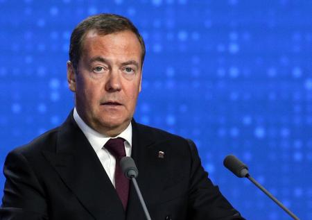 Медведев предупредил о развернутой Западом прокси-войне против России