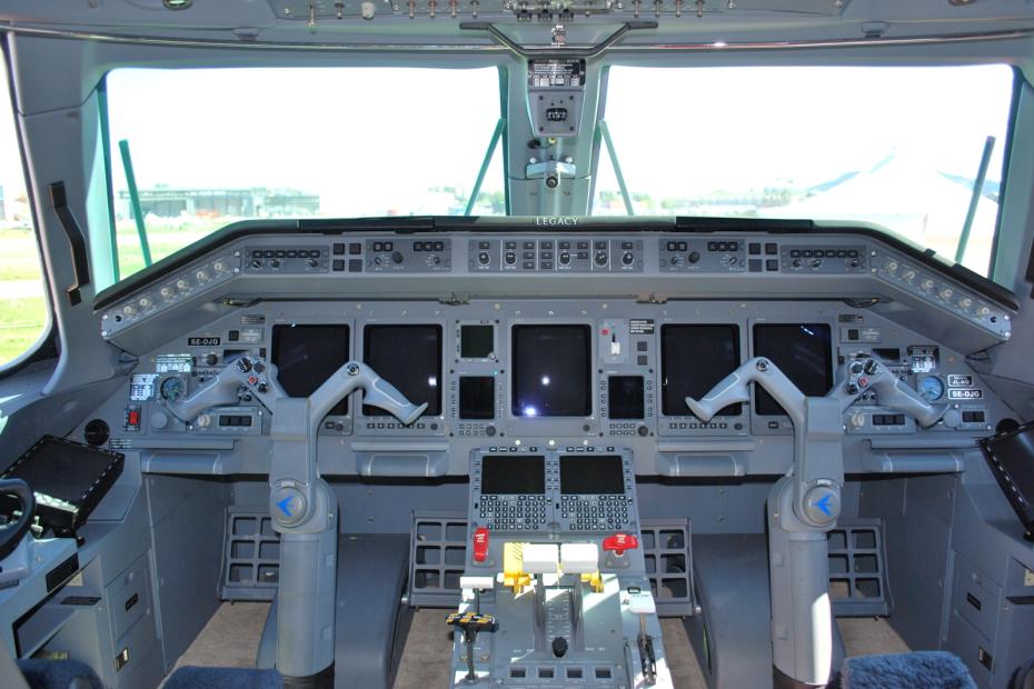 Кабина пилота самолета Embraer Legacy 600 