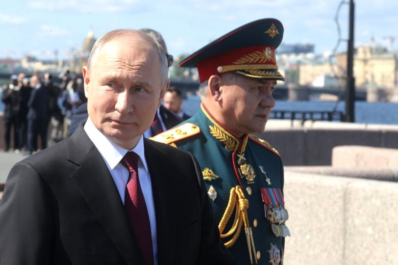Владимир Путин и Сергей Шойгу на параде ВМФ