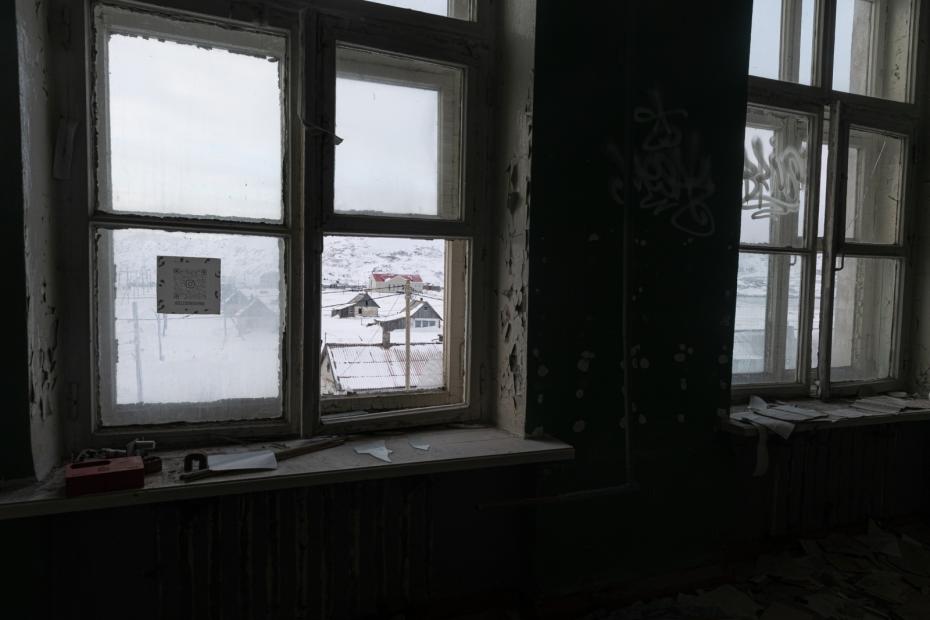Окна школы, вид на поселок.