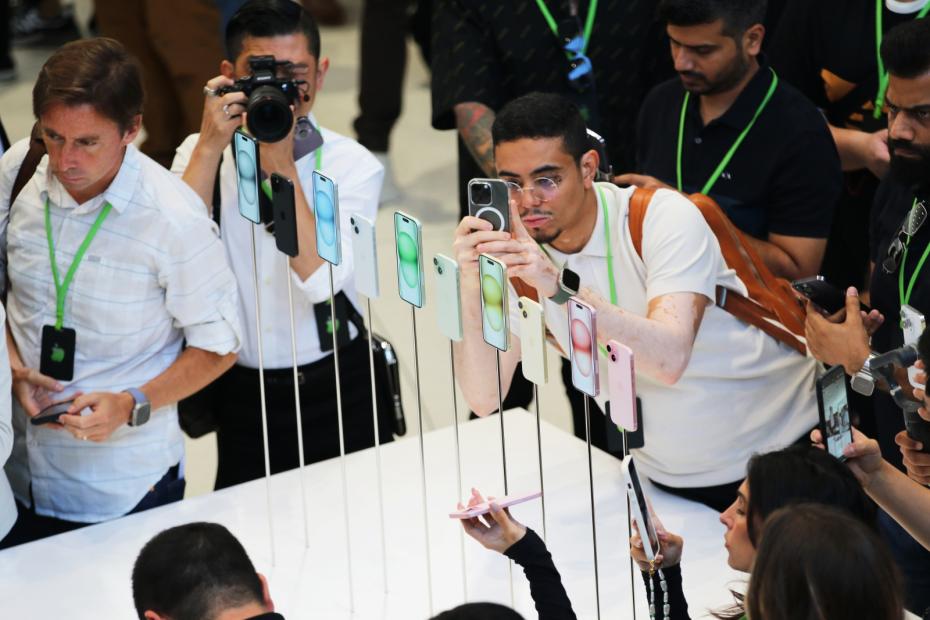 Журналисты окружают новый iPhone 15 Pro в еатре Стива Джобса на территории кампуса компании на мероприятии Apple