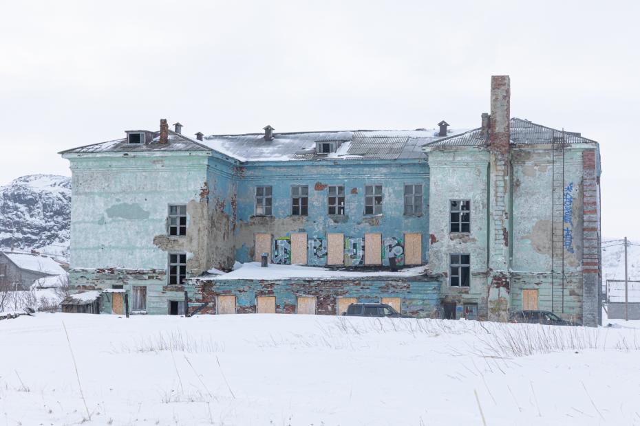 Заброшенная школа в Старой Териберке. Ее закрыли в 2006 году. Сейчас она заброшена и находится в аварийном состоянии. Сейчас школа считается одним из основных туристических арт-объектов. 