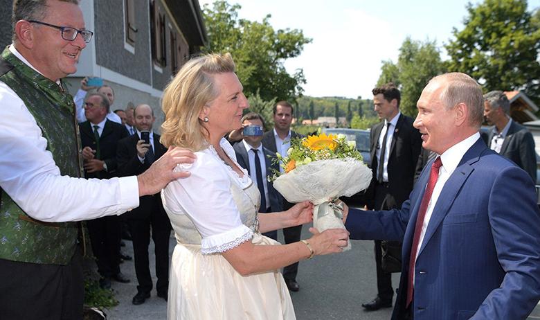 Президент РФ Владимир Путин с министром иностранных дел Австрии Карин Кнайсль