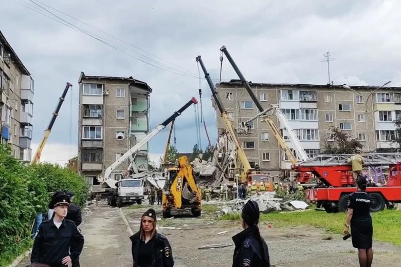 Разбор завалов на месте взрыва газа в жилом пятиэтажном доме на улице Сибирской в Нижнем Тагиле