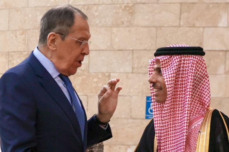Министр иностранных дел РФ Сергей Лавров (слева) и министр иностранных дел Саудовской Аравии Фейсал бен Фархан Аль Сауд во время встречи в Эр-Рияде