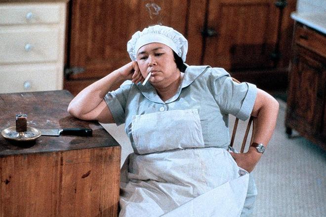 Кейли Накахара в роли кухарки в фильме «Улика», 1985 год