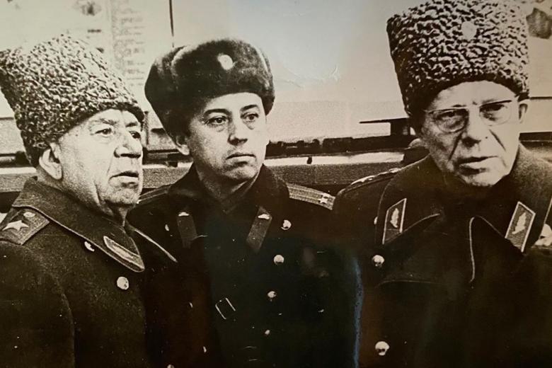 Александр Галкин (в центре)