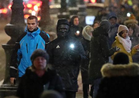 Политолог объяснил, кто больше всех распиарил акции с фонариками